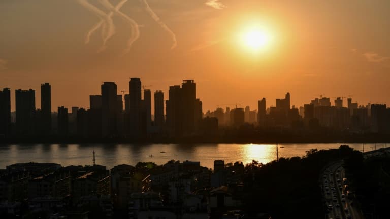 Vue sur le fleuve Yangtze au coucher de soleil à Wuhan (Chine) le 4 septembre 2020 