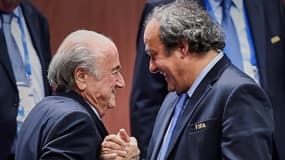 Sepp Blatter (g), alors président de la Fifa, et Michel Platini, président de l'UEFA, lors de la réélection de Sepp Blatter à la tête de la Fifa, le 29 mai 2015 à Zurich, en Suisse