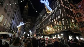Des passants se promènent sous les décorations du marché de Noël de Strasbourg, dans le Bas-Rhin, le 22 novembre 2019
