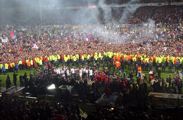 La pelouse de Gerland envahie après la victoire de Lyon contre Lens, en mai 2002.