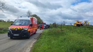 Deux blessés dont un grave dans une collision entre un poids lourd et une voiture à Savigny, dans le Manche, le 17 avril 2024.