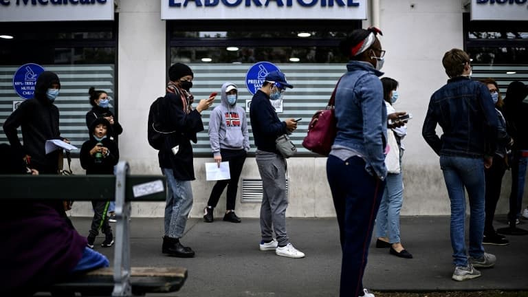 Des personnes font la queue devant un laboratoire pour se faire tester au coronavirus, le 29 août 2020 à Paris.