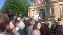 Manifestants devant la mairie de Yerres, samedi 29 avril.