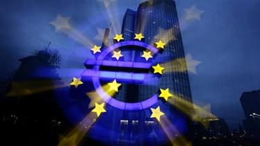A l'issue d'une réunion du conseil des gouverneurs consacrée à la crise de la dette qui secoue la zone euro, la Banque centrale européenne a annoncé qu'elle allait "mettre en oeuvre activement" son programme de rachat d'obligations. /Photo prise le 5 avri
