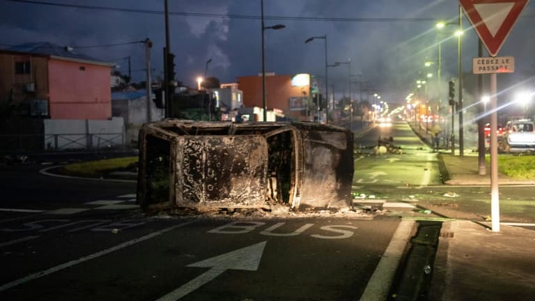 Un véhicule calciné bloque une route à Fort-de-France, le 23 novembre 2021 en Martinique