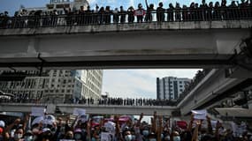 Les manifestants se rassemblent pour manifester contre le coup d'État militaire du 1er février, dans le centre-ville de Yangon le 8 février 2021.