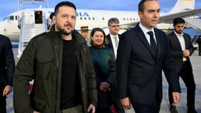 Lors de sa venue à Paris le 16 février, le président ukrainien Volodymyr Zelensky a été accueilli à la descente d'avion par le ministre des Armées, Sebastien Lecornu.