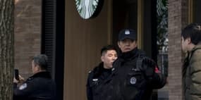 Des policiers devant un Starbucks Café après qu'une camionnette a pris feu et renversé des piétons, le 2 février 2018 à Shanghai