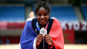 La judokate française Madeleine Malonga pose avec sa médaille d'argent (-78kg), le 29 juillet 2021 aux Jeux Olympiques de Tokyo