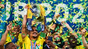 Ludovic Blas soulève la Coupe de France le 7 mai 2022.