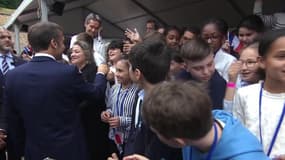 "C'est un peu mon petit frère": Emmanuel Macron répond à une question sur Gabriel Attal au Mont Valérien