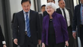 La Secrétaire au Trésor américain Janet Yellen marche aux côtés du gouverneur de la Banque populaire de Chine Pan Gongsheng pendant sa visite à Pékin le 8 avril 2024.
