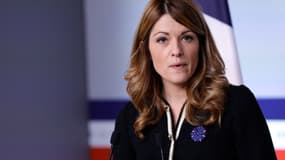 La porte-parole du gouvernement français, Maud Bregeon, tient une conférence de presse à l'issue du conseil des ministres hebdomadaire, à Paris, le 10 novembre 2025. 