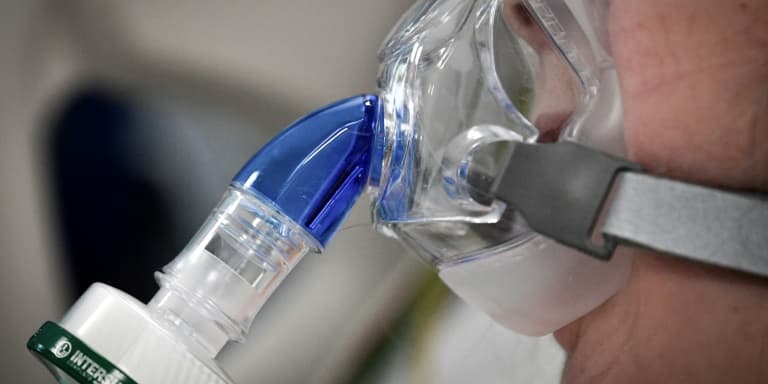 Un patient atteint du Covid-19 dans l'unité de soins intensifs de l'hôpital Delafontaine à Saint-Denis, en région parisienne, le 29 décembre 2021 (illustration)