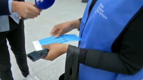 Dans les gares, des prestataires contrôlent le pass sanitaire des voyageurs et leurs remettent un bracelet bleu si celui-ci est valide. 