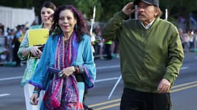 Le président Daniel Ortega, accompagné de son épouse et vice-présidente Rosario Murillo (depuis devenue coprésidente), saluant à son arrivée le défilé militaire commémorant le 44e anniversaire de la fondation de l'armée nicaraguayenne sur la place de la Révolution à Managua, le 5 septembre 2023.