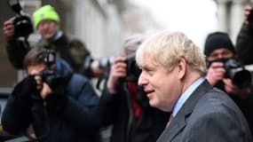 Le Premier ministre britannique Boris Johnson arrive au 10 Downing Street à Londres le 8 décembre 2020