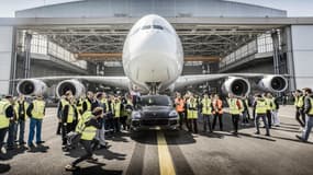 Le Porsche Cayenne en train de tracter l'A380 de 285 tonnes, soit 100 fois le poids de la voiture.