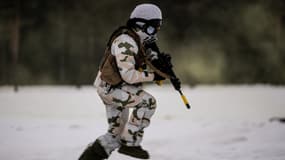 Un soldat français de l'infanterie de montagne court dans la neige lors d'un exercice d'attaque simulée près de Rena, en Norvège, pendant l'exercice Brilliant Jump 2022. 