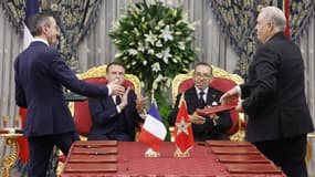 Bruno Retailleau et son homologue marocain Abdelouafi Laftit signe des documents à Rabat le 28 octobre 2024. 