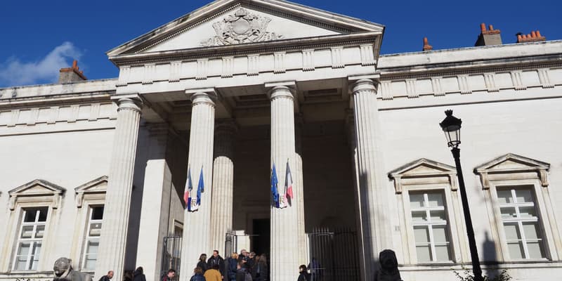 L'homme est jugé par la cour d'assises du Loiret, à Orléans.