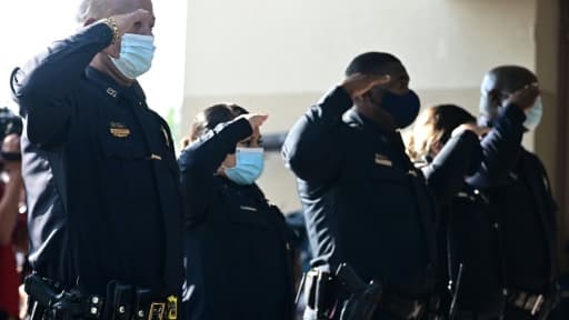 Des policiers saluent le cercueil de George Floyd à son arrivée à l'église Fountain of Praise à houston, le 9 juin 2020 Des policiers saluent le cercueil de George Floyd à son arrivée à l'église Fountain of Praise à houston, le 9 juin 2020