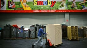 Un employé travaille dans l'usine du fabricant français de jouets Smoby à Arinthod, le 28 novembre 2024 dans le Jura