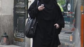 Le gouvernement français a diffusé un mode d'emploi pour l'interdiction du voile intégral musulman, stipulant qu'elle ne s'appliquerait pas près des mosquées et que les policiers ne pourront arracher le vêtement. /Photo prise le 2 avril 2010/REUTERS/Régis