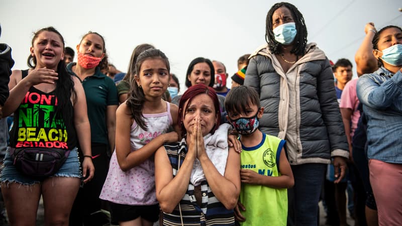 Des gens qui voyagent dans un bus implorent les paysans de les laisser passer après cinq jours de blocage sur l'autoroute panaméricaine, à Ica, au Pérou, le 04 décembre 2020. (Photo d'illustration)