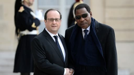 Le président français François Hollande serre la main de son homologue béninois Thomas Boni Yayi à son arrivée au palais présidentiel de l'Élysée le 8 février 2016