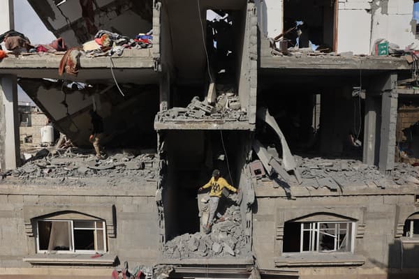 Un jeune Palestinien à l'intérieur d'un bâtiment détruit dans un bombardement israélien à Rafah, dans le sud de la bande de Gaza, le 7 mai 2024. 