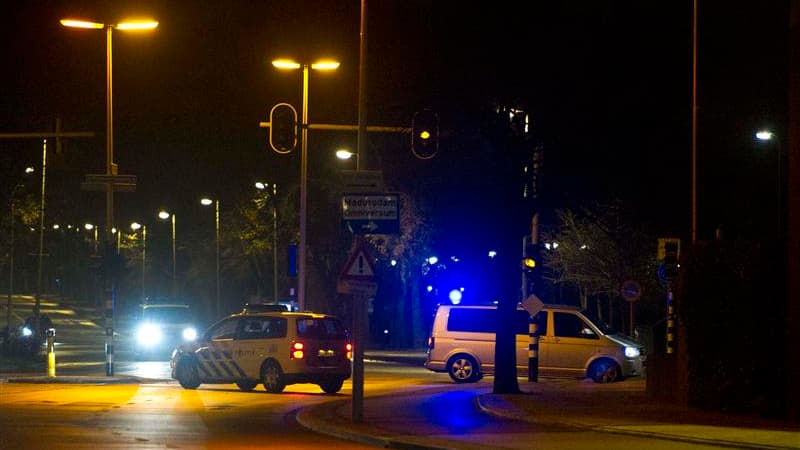 Le convoi transportant sans doute l'ancien président ivoirien Laurent Gbagbo transféré de l'aéroport de Rotterdam à la prison de Scheveningen. Laurent Gbagbo a été transféré mercredi devant la Cour pénale internationale près de huit mois après sa capture