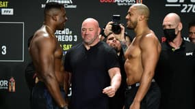 Franis Ngannou et Ciryl Gane lors de la pesée publique avant leur combat lors de l'UFC 270.