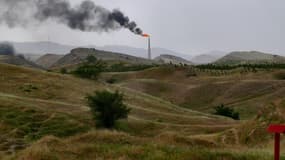 Fumée d'une cheminée de torchage, dans le champ pétrolifère près d'Ahvaz, dans la province du Khuzestan, en Iran