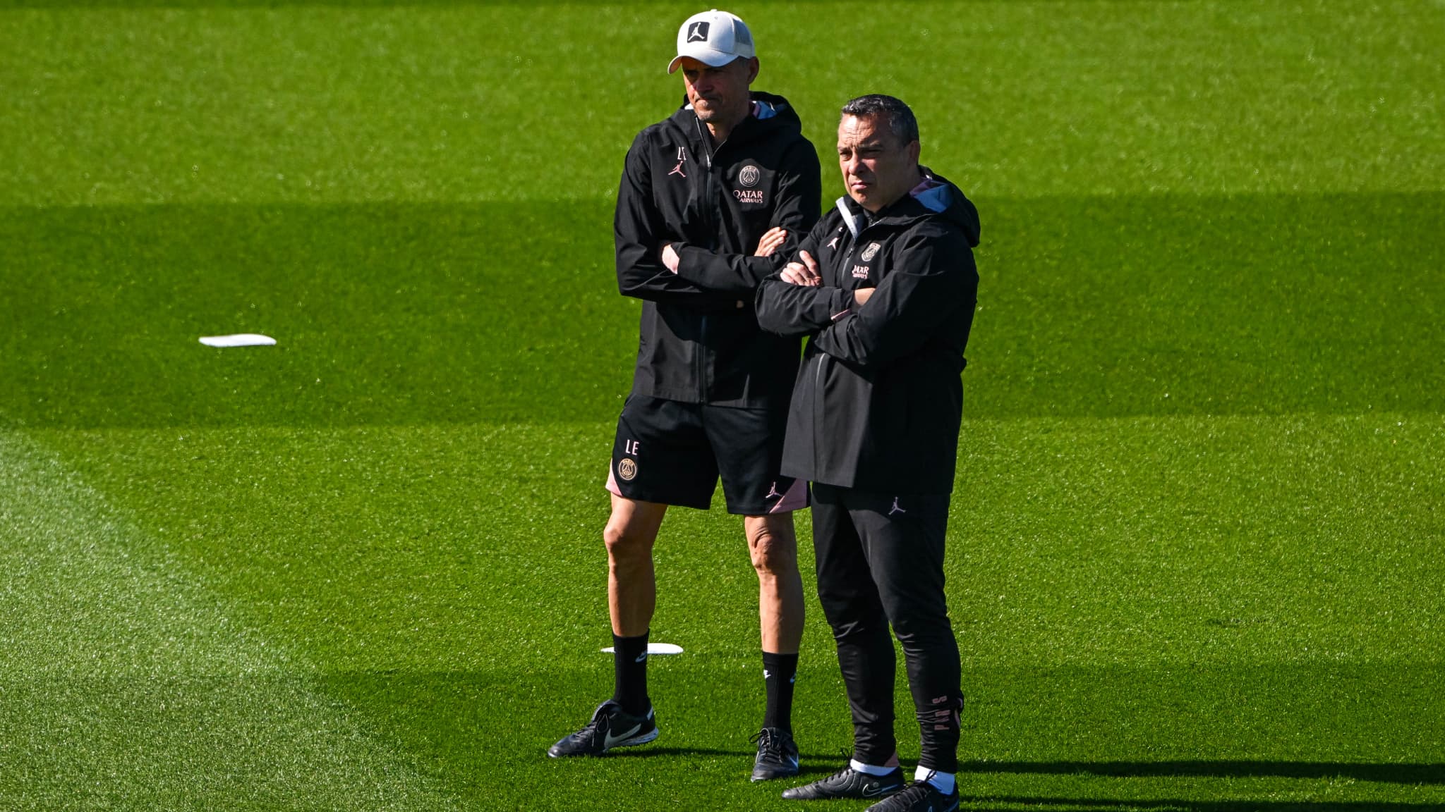 L'entraîneur du PSG Luis Enrique, et le psychologue sportif Joaquin Valdes Fonseca, le 8 avril 2025 L'entraîneur du PSG Luis Enrique, et le psychologue sportif Joaquin Valdes Fonseca, le 8 avril 2025