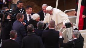 Le pape François bénit une femme de 108 ans à Ajaccio, en Corse, le 15 décembre 2024