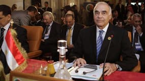 Mohamed Amr Kamel, le ministre sortant des Affaires étrangères, a été reconduit à son poste en Egypte. Le nouveau Premier ministre égyptien, Hicham Kandil, a choisi des technocrates et des islamistes pour former son équipe. /Photo prise le 31 mai 2012/REU