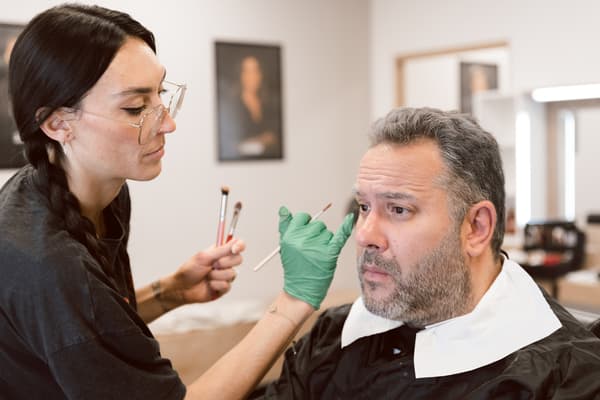 Bruce Toussaint en train de se faire maquiller pour le tournage de "2050: ouvrons les yeux", l'émission d'anticipation de BFMTV.