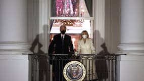 Joe et Jill Biden regardent le feu d'artifice depuis le balcon de la Maison Blanche, le 20 janvier 2021.