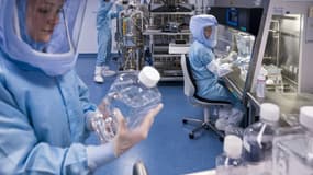 Des employés testent les procédures de fabrication de l'ARN messager (ARNm) sur le nouveau site de production de la société allemande BioNTech, le 27 mars 2021 à Marbourg en Allemagne