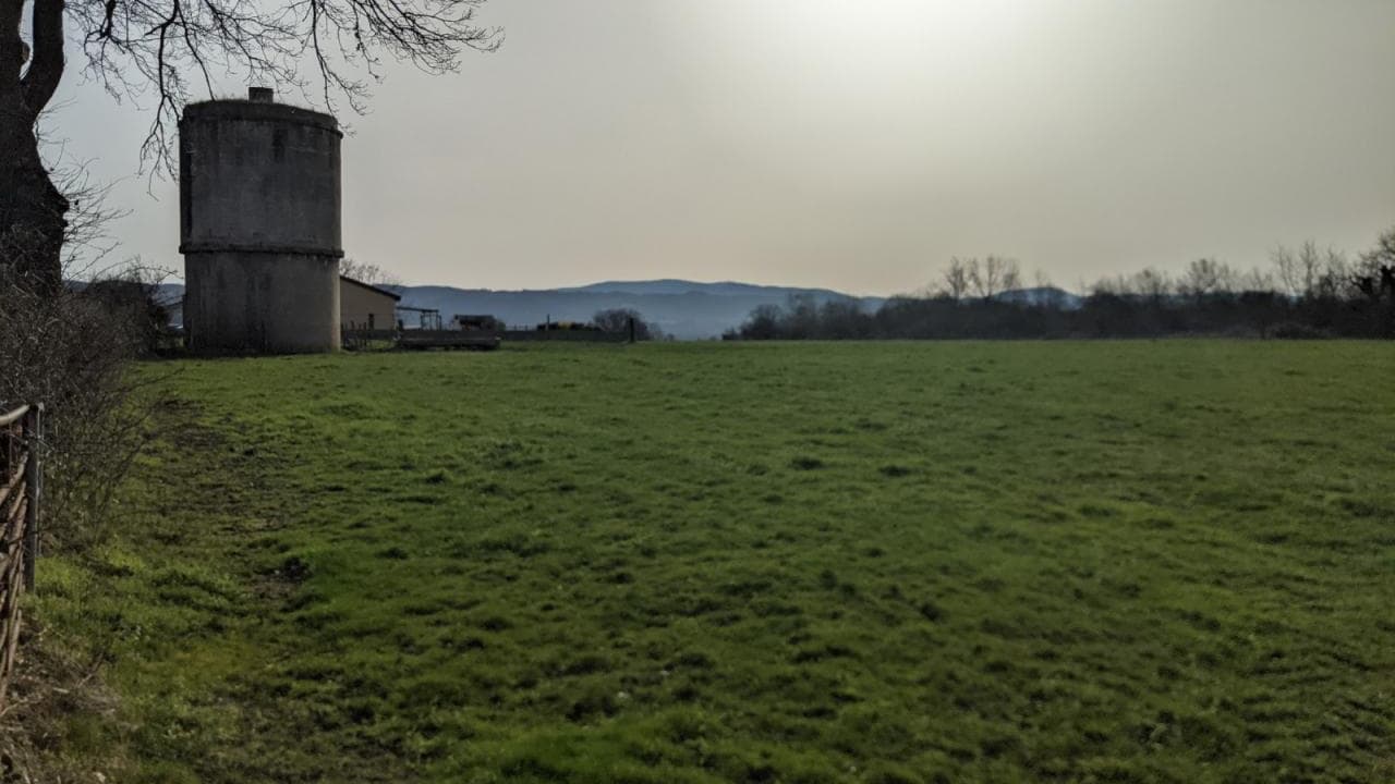 Terrain plat avec une vue dégagée. Terrain plat avec une vue dégagée.
