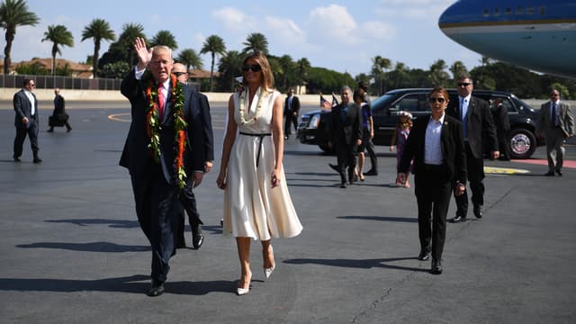 Le président des Etats-Unis Donald Trump et son épouse Melania Trump, le 3 novembre 2017 à leur arrivée à Hawaï.