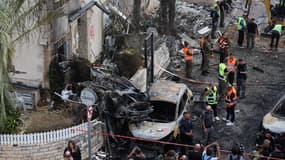Les premiers secours et les forces de sécurité israéliennes se rassemblent au milieu des débris à Kiryat Bialik dans le district de Haïfa en Israël, suite à une attaque du Hezbollah libanais le 22 septembre 2024.