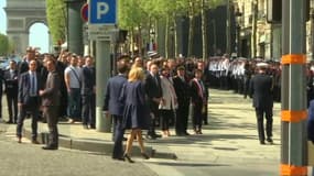 Hommage à Xavier Jugelé : Emmanuel Macron vient d'arriver sur les Champs-Élysées