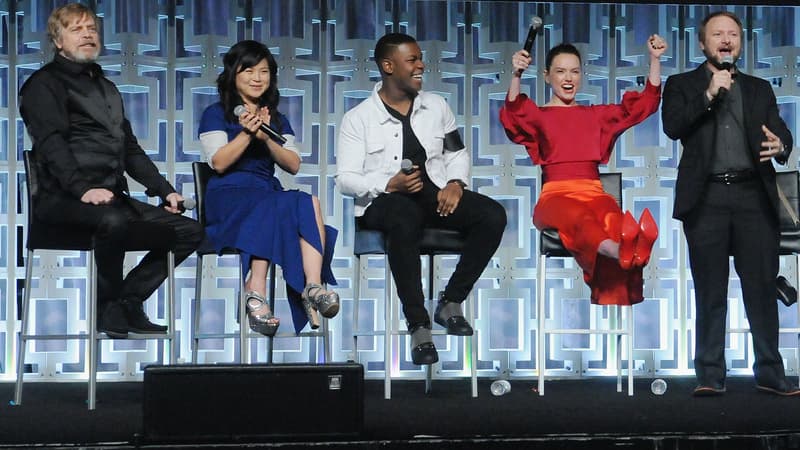 Mark Hamill, Kelly Marie Tran, John Boyega, Daisy Ridley et Rian Johnson lors de la convention "Star Wars" à Orlando, le 14 avril 2017