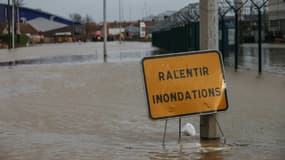 Un panneau est placé à l'entrée d'une zone inondée à Arques, dans le Pas-de-Calais, le 3 janvier 2024. 