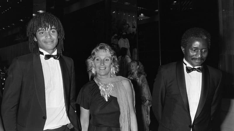 Yannick Noah aux côtés de sa mère, Marie-Claire, et son père, Zacharie lors d'un dîner officiel au Cameroun en 1983.