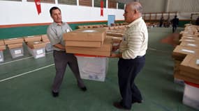 Deux employés préparent des paquets pour envoi dans les bureaux de vote en prévision des élections législatives du lendemain.