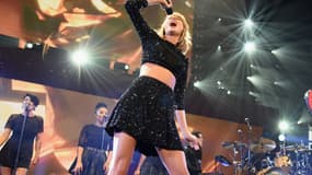 La chanteuse, Taylor Swift en concert à Los Angeles en décembre 2014, lors du concert de la radio américaine KIIS FM's