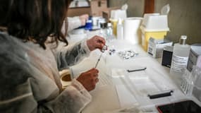 Un soignant prépare une dose de vaccin contre le Covid-19, dans un centre de vaccination à Versailles, le 29 mai 2021